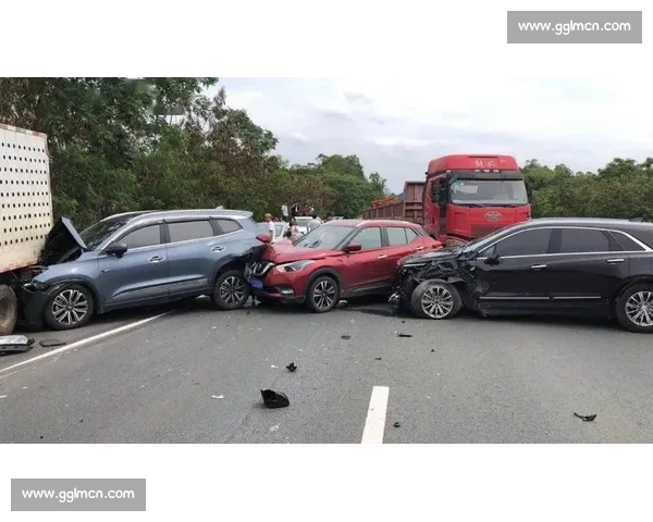 职业赛车手雨夜冲出弯道引发连环碰撞事故背后隐藏的安全漏洞