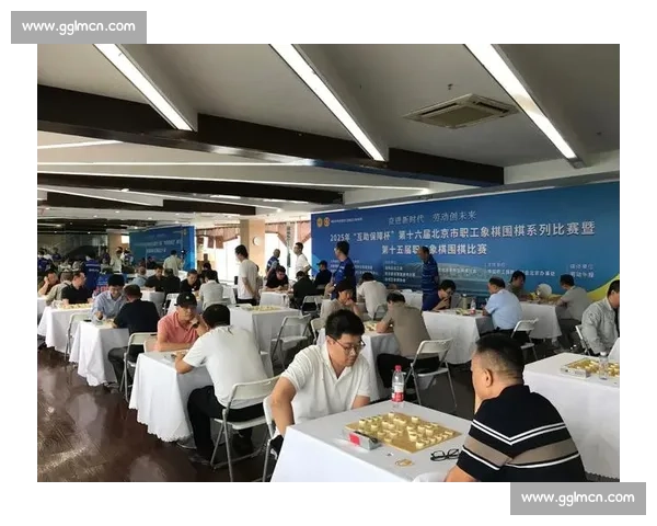 象棋比赛中每位选手与其他选手相互对抗，展现战略智慧与竞技风采